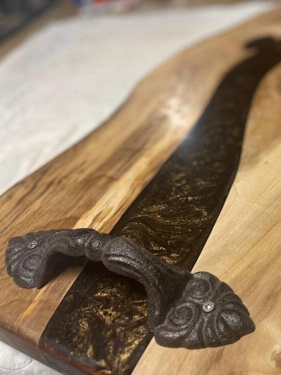 Epoxidharz & Holz Produkte Holzbrett mit Epoxidharz Einlage und dekorativem Metallgriff.