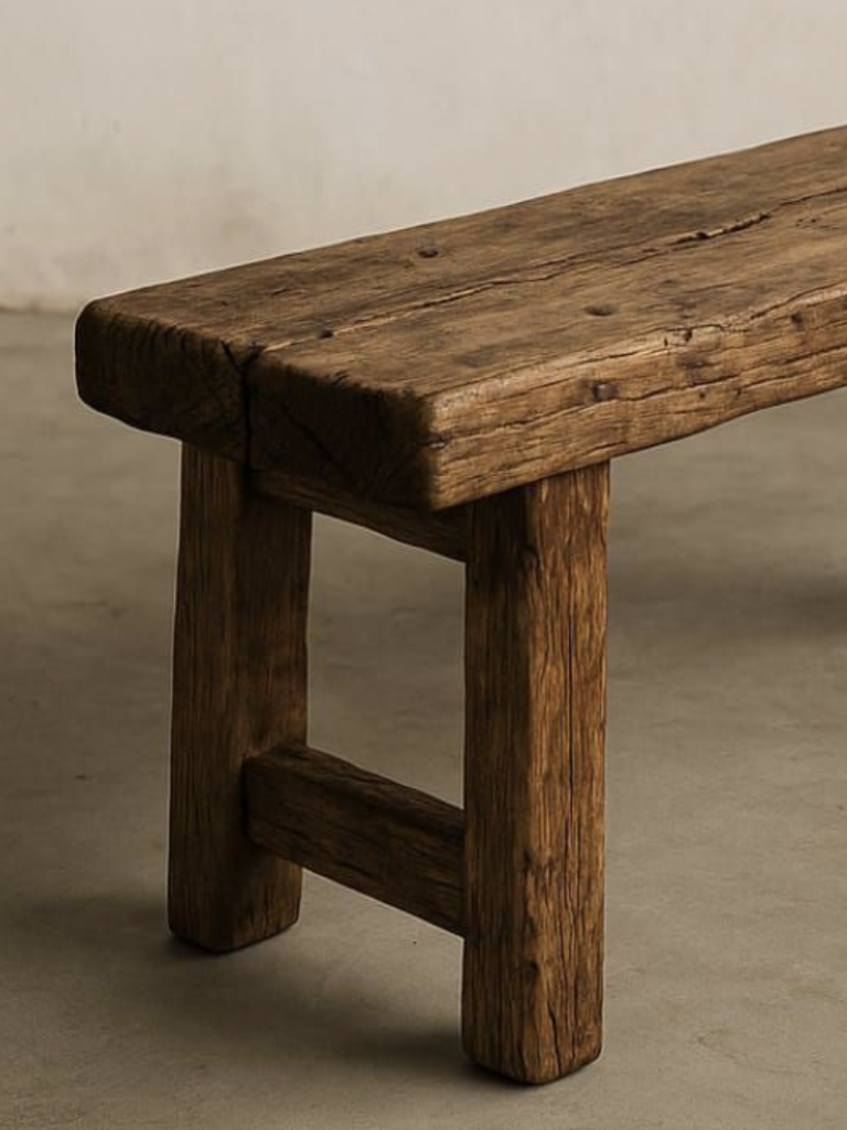 Holzbänke Ein rustikale Holztbank mit stabilen Beinen und natürlichem, unbehandeltem Finish.